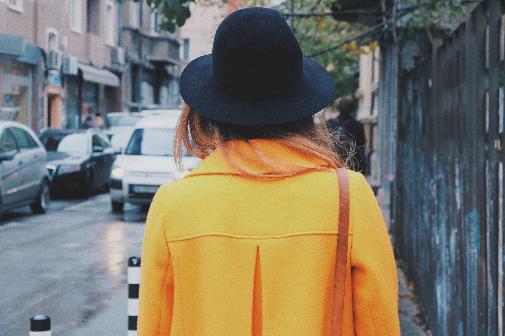 Dziewczyna w żółtym płaszczu