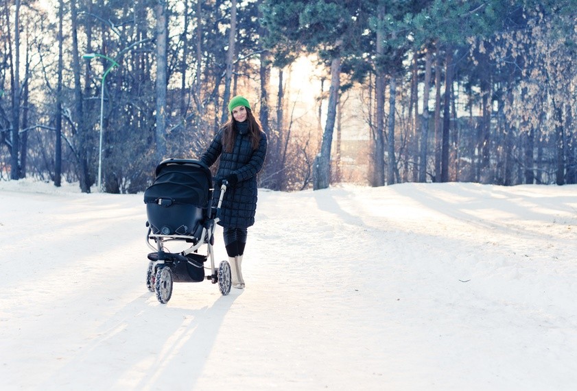 Zimowy spacer z dzieckiem 