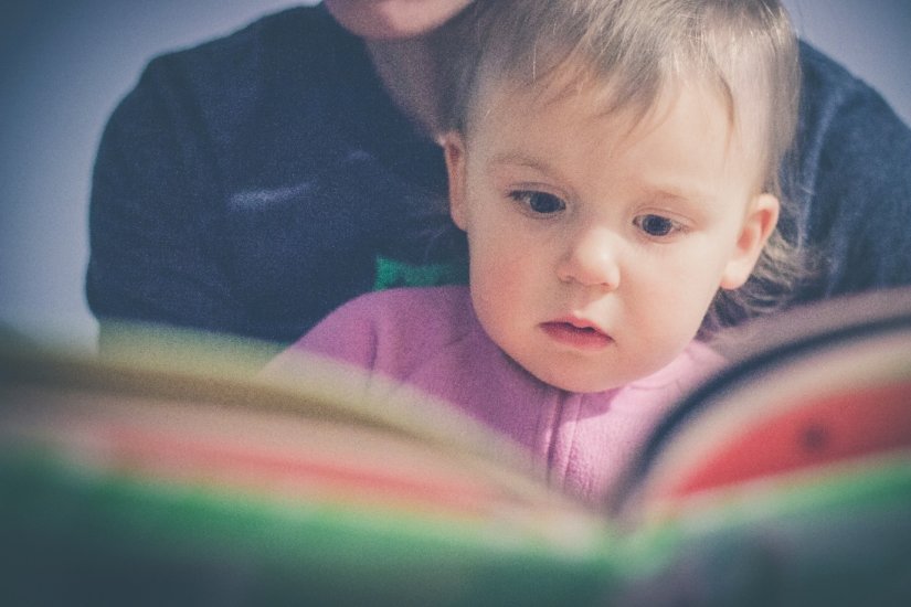 Dziecko czuta książkę