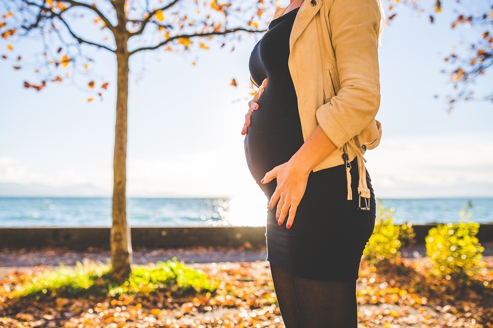 Kobieta w ciąży na spacerze 