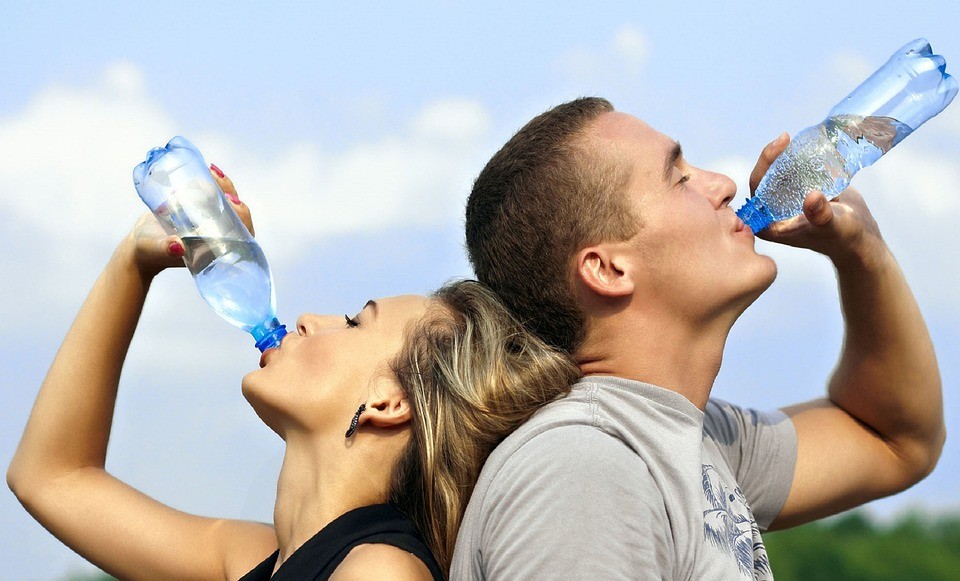 Kobieta i mężczyzna piją wodę