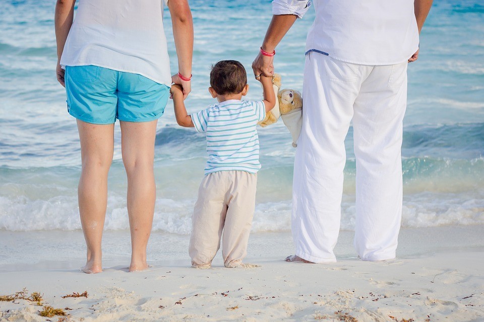 Dziecko z rodzicami nad morzem 