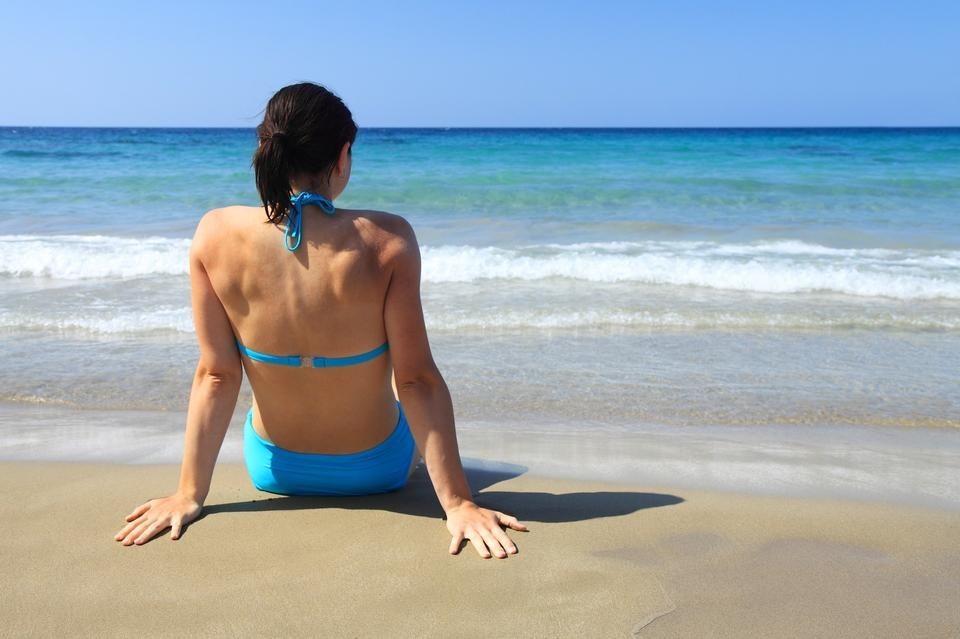Kobieta siedzi na plaży