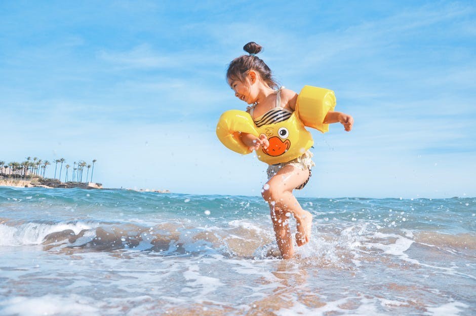 Dziewczynka bawi się w morzu